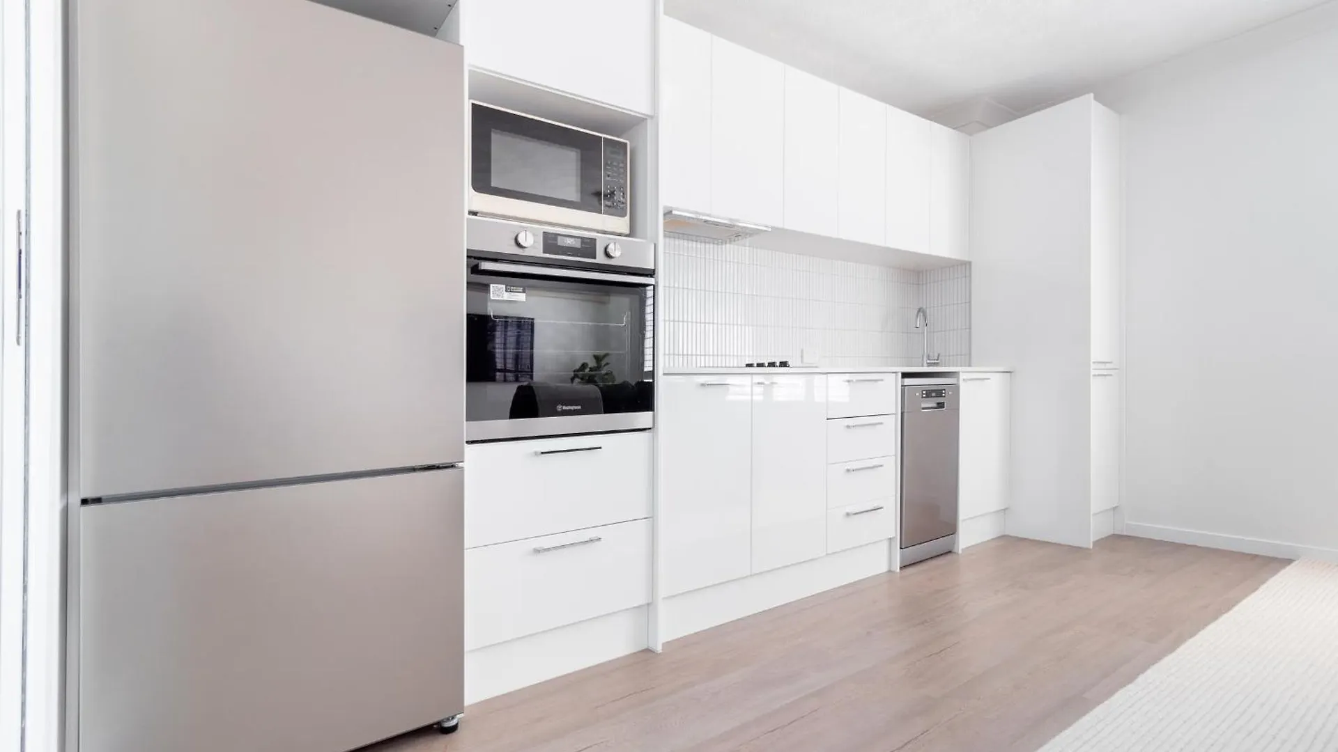 Freshly Renovated Modern Waterfront 1 Bedroom Unit Apartment *