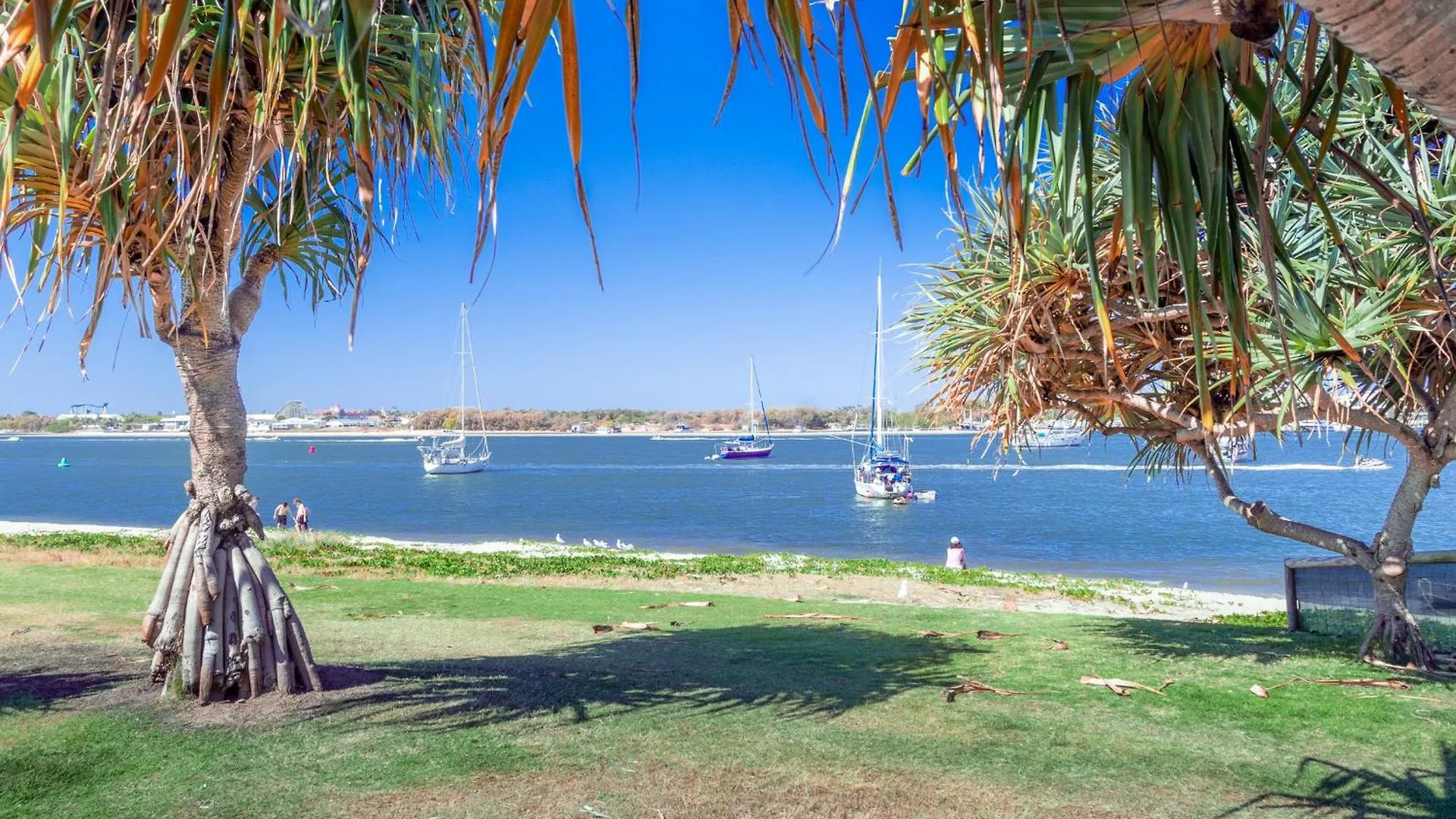 Freshly Renovated Modern Waterfront 1 Bedroom Unit Gold Coast