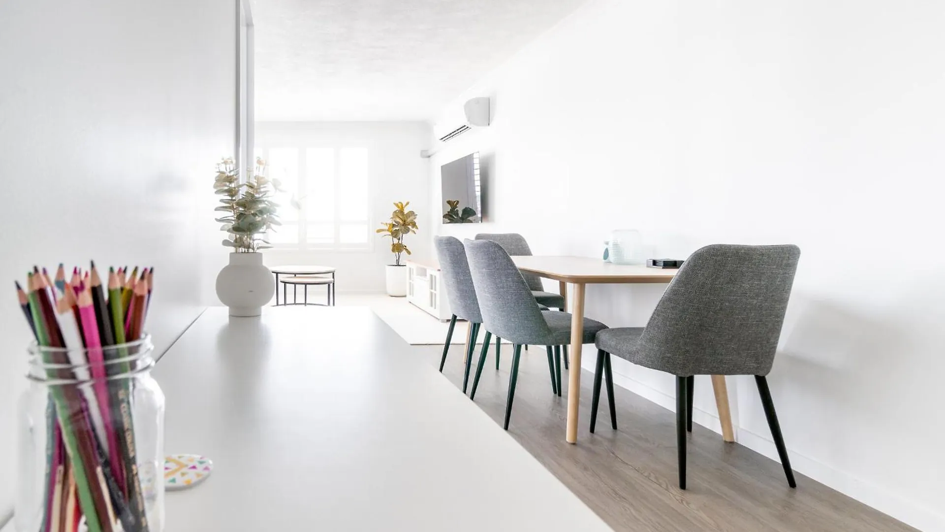 Freshly Renovated Modern Waterfront 1 Bedroom Unit *
