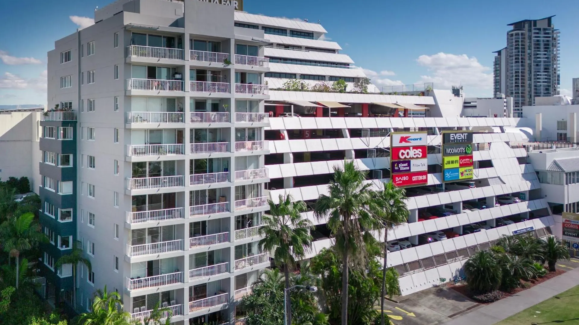 Freshly Renovated Modern Waterfront 1 Bedroom Unit Gold Coast