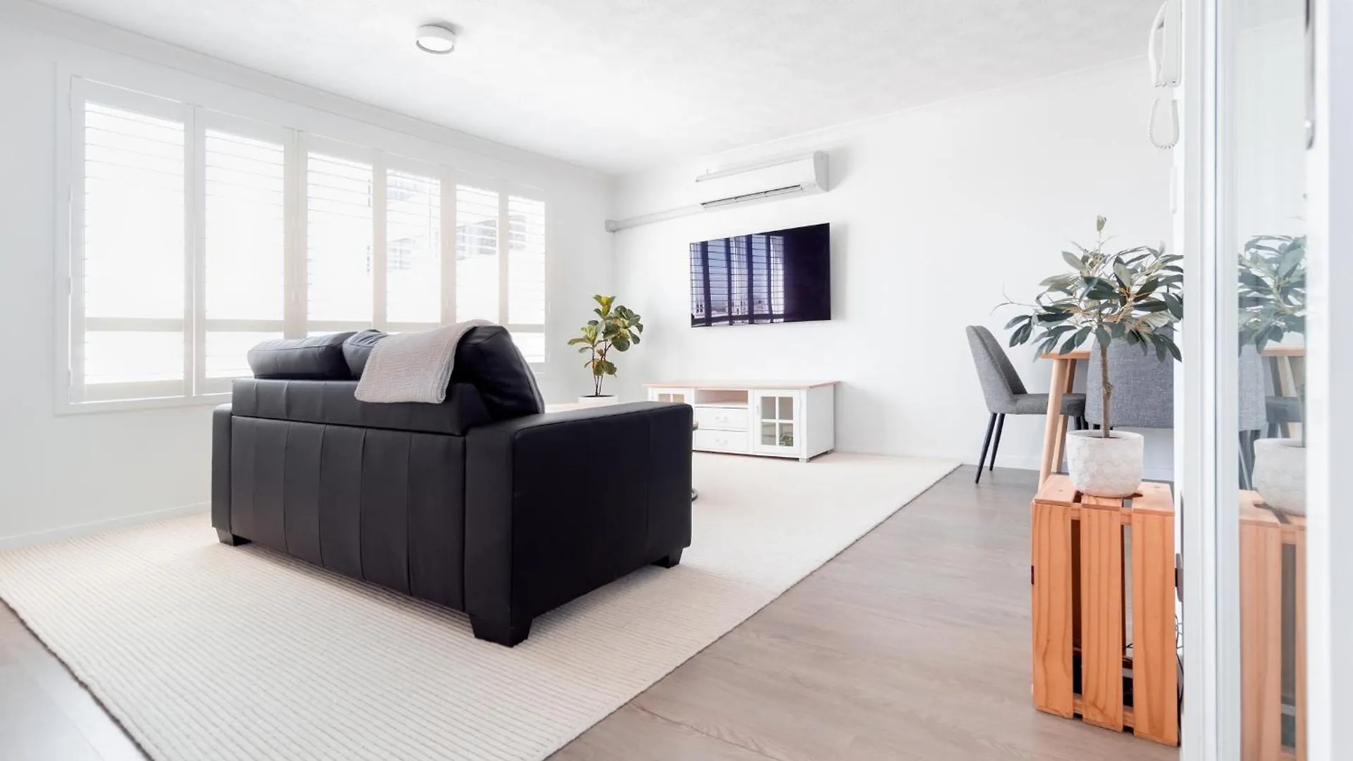 Freshly Renovated Modern Waterfront 1 Bedroom Unit * Gold Coast