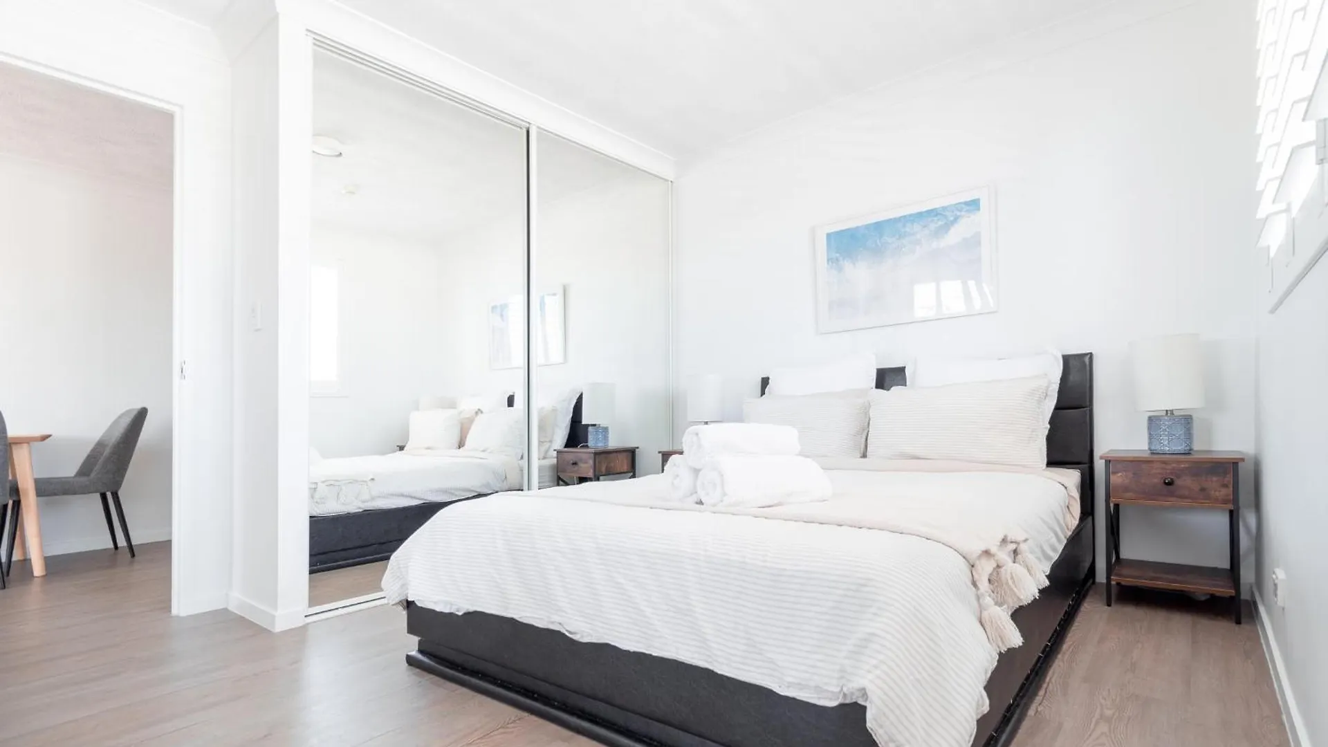 Freshly Renovated Modern Waterfront 1 Bedroom Unit Gold Coast