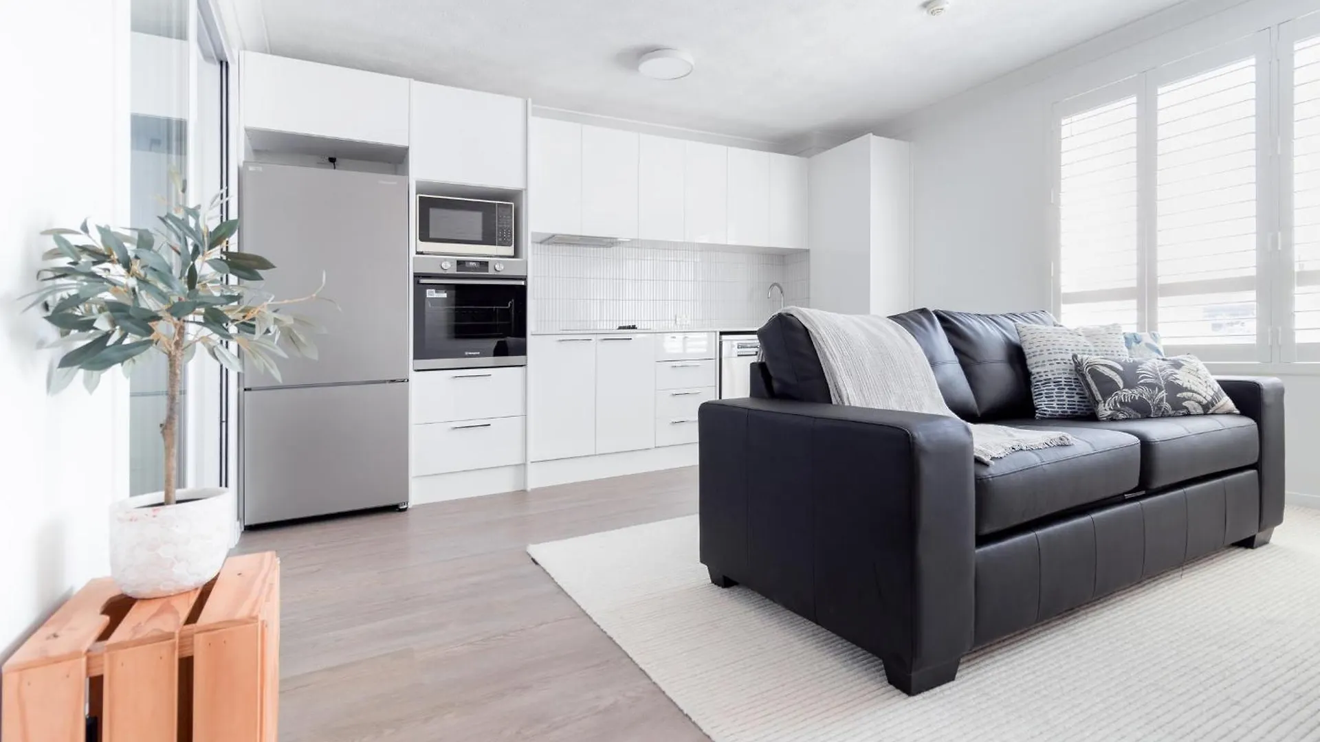 Freshly Renovated Modern Waterfront 1 Bedroom Unit