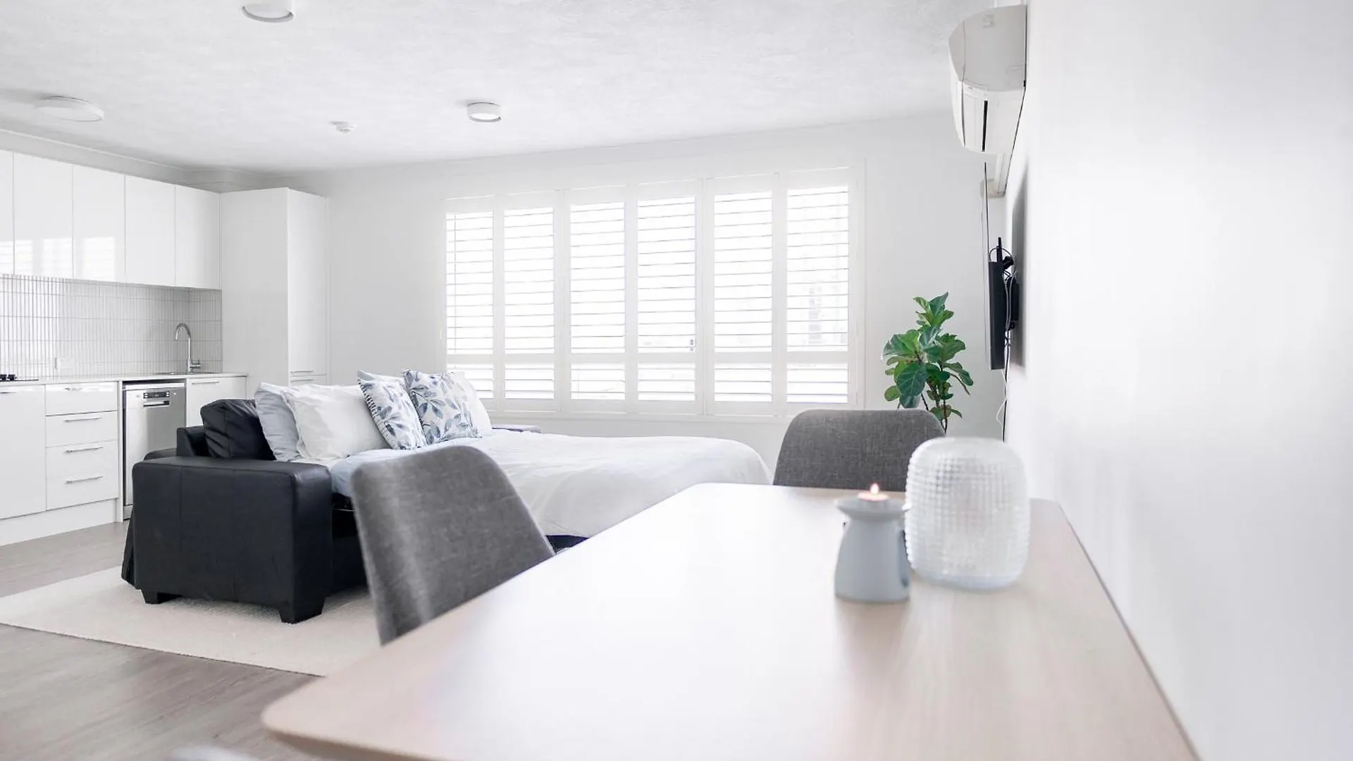 Freshly Renovated Modern Waterfront 1 Bedroom Unit Apartment