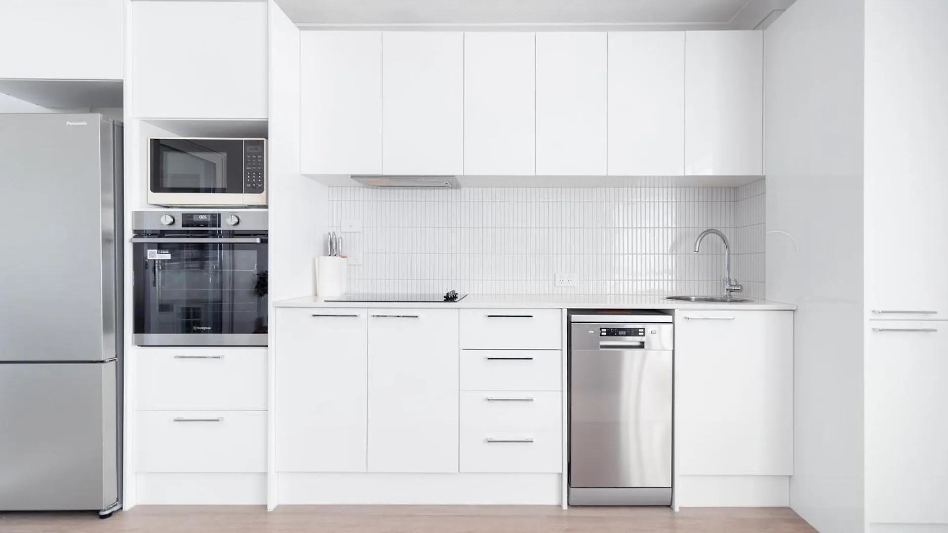 Freshly Renovated Modern Waterfront 1 Bedroom Unit 公寓