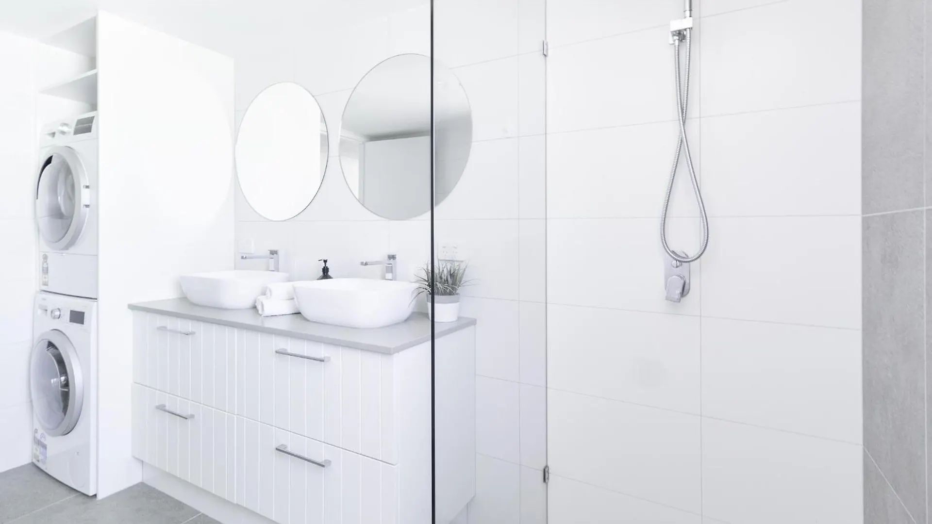 Freshly Renovated Modern Waterfront 1 Bedroom Unit 公寓 *