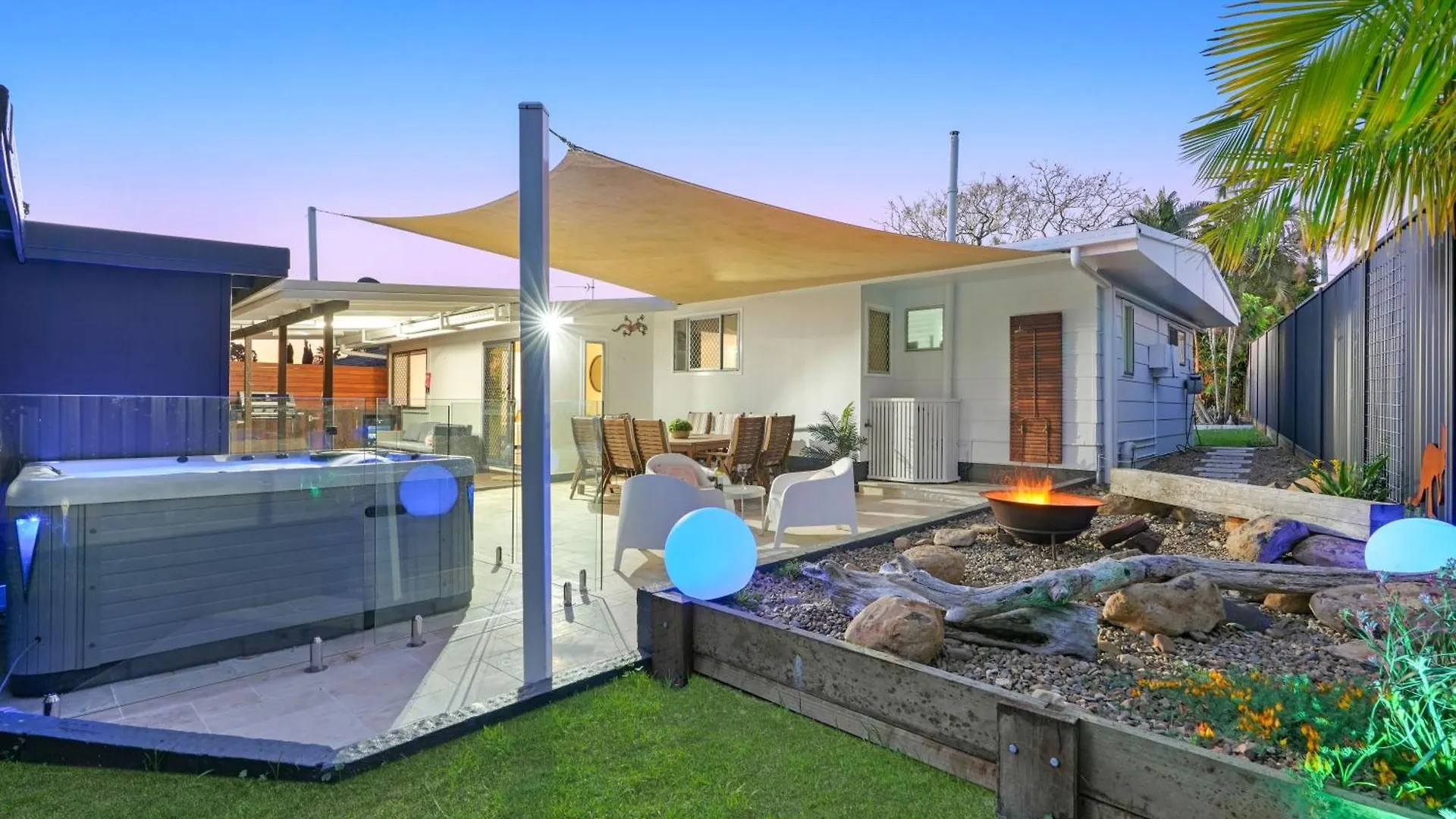 Jacuzzi Gardens - Spa - Fire Pit - Swings - Outdoor Kitchen - Bbq - Parking - Central Location בית נופש