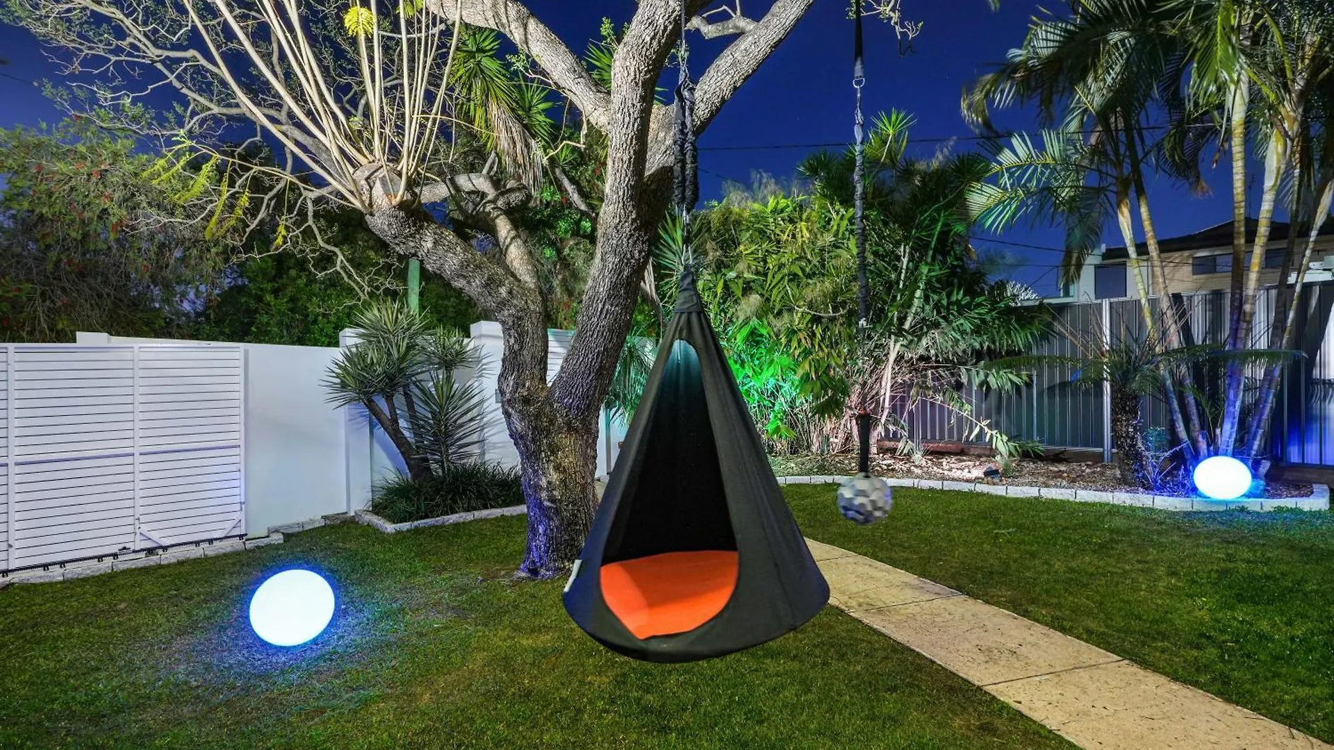 Jacuzzi Gardens - Spa - Fire Pit - Swings - Outdoor Kitchen - Bbq - Parking - Central Location