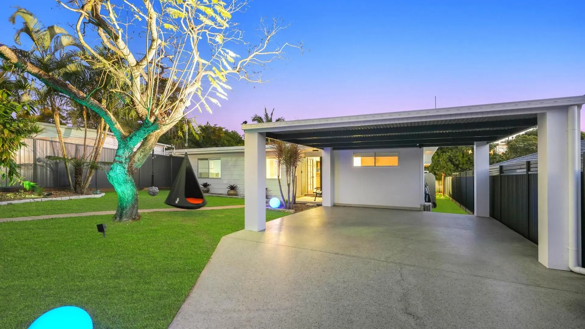 Jacuzzi Gardens - Spa - Fire Pit - Swings - Outdoor Kitchen - Bbq - Parking - Central Location