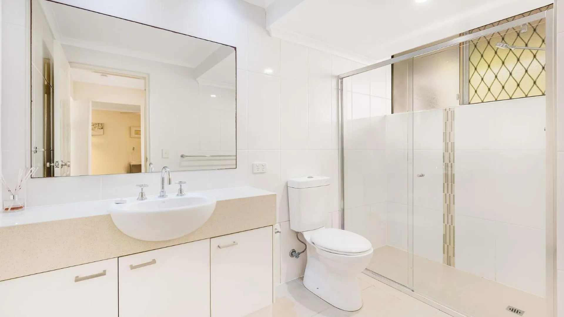 Kirra Gardens Unit 11 Apartment *