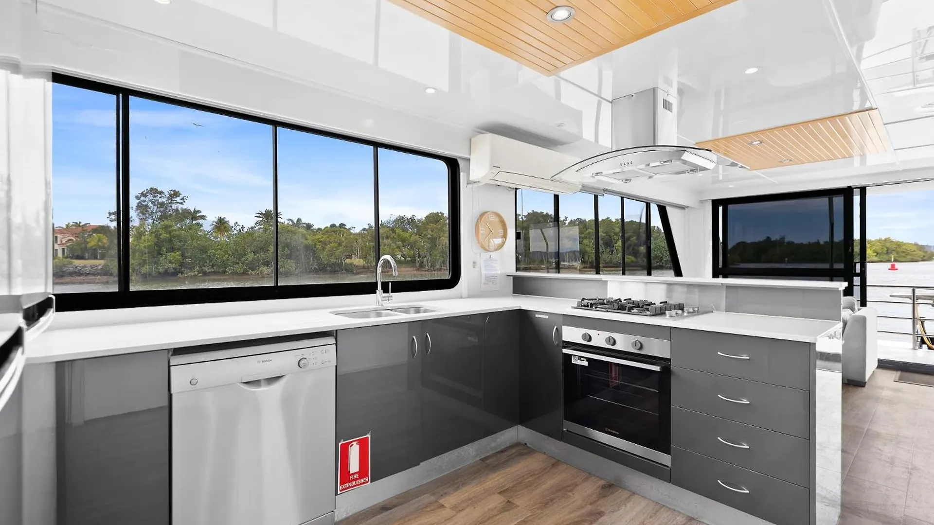 Botel Coomera Houseboats