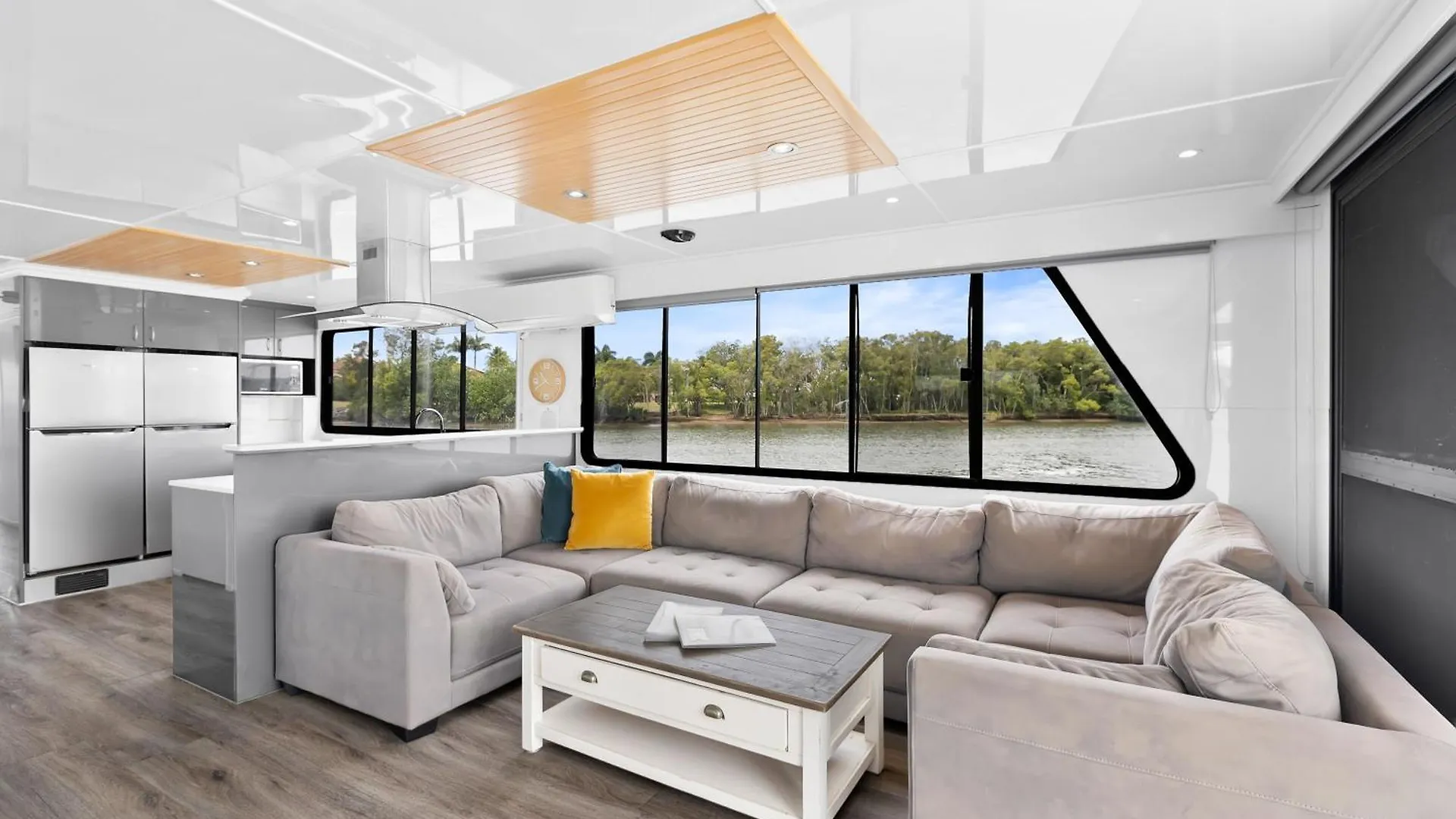Botel Coomera Houseboats 4*