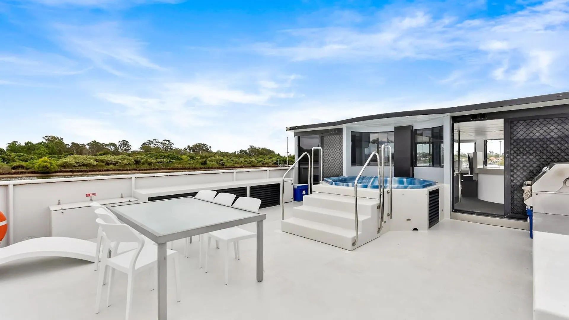 Botel Coomera Houseboats