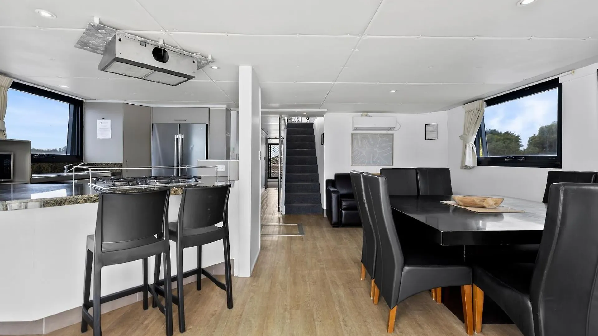 Botel Coomera Houseboats 4*