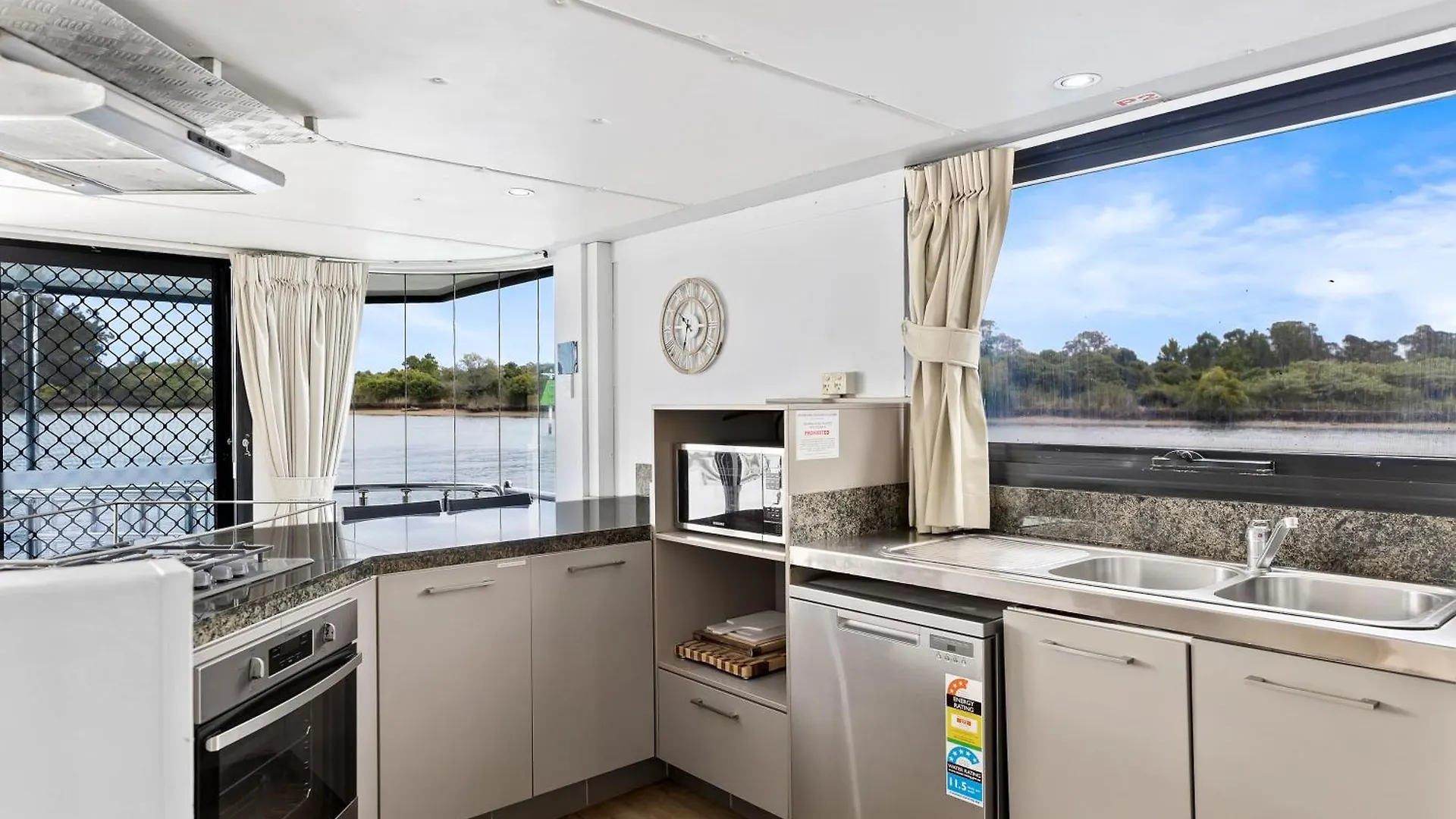 Coomera Houseboats Botel Gold Coast