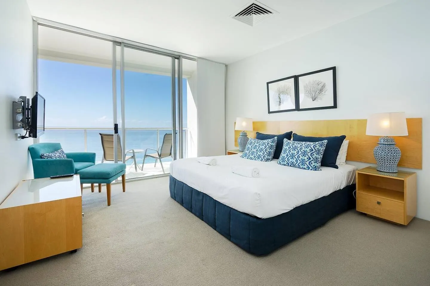 Stunning Oceanfront Luxury With Rooftop Pool Apartment