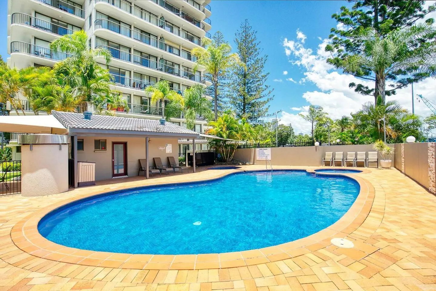 Apartment Paradise Bound - And Modern At Surfers