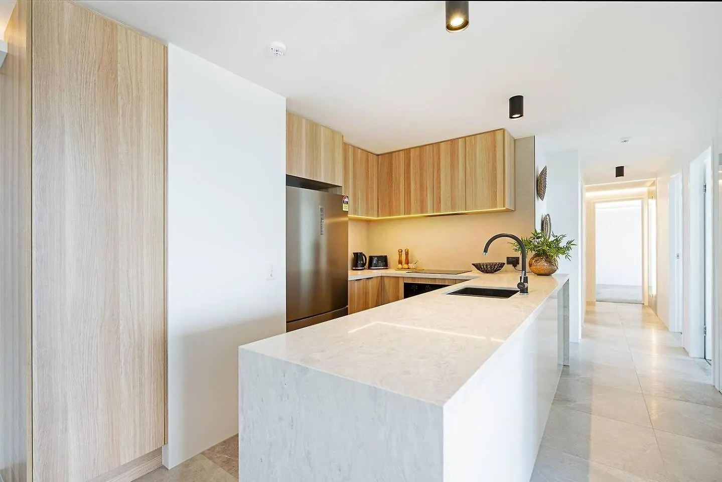 Apartment Paradise Bound - And Modern At Surfers