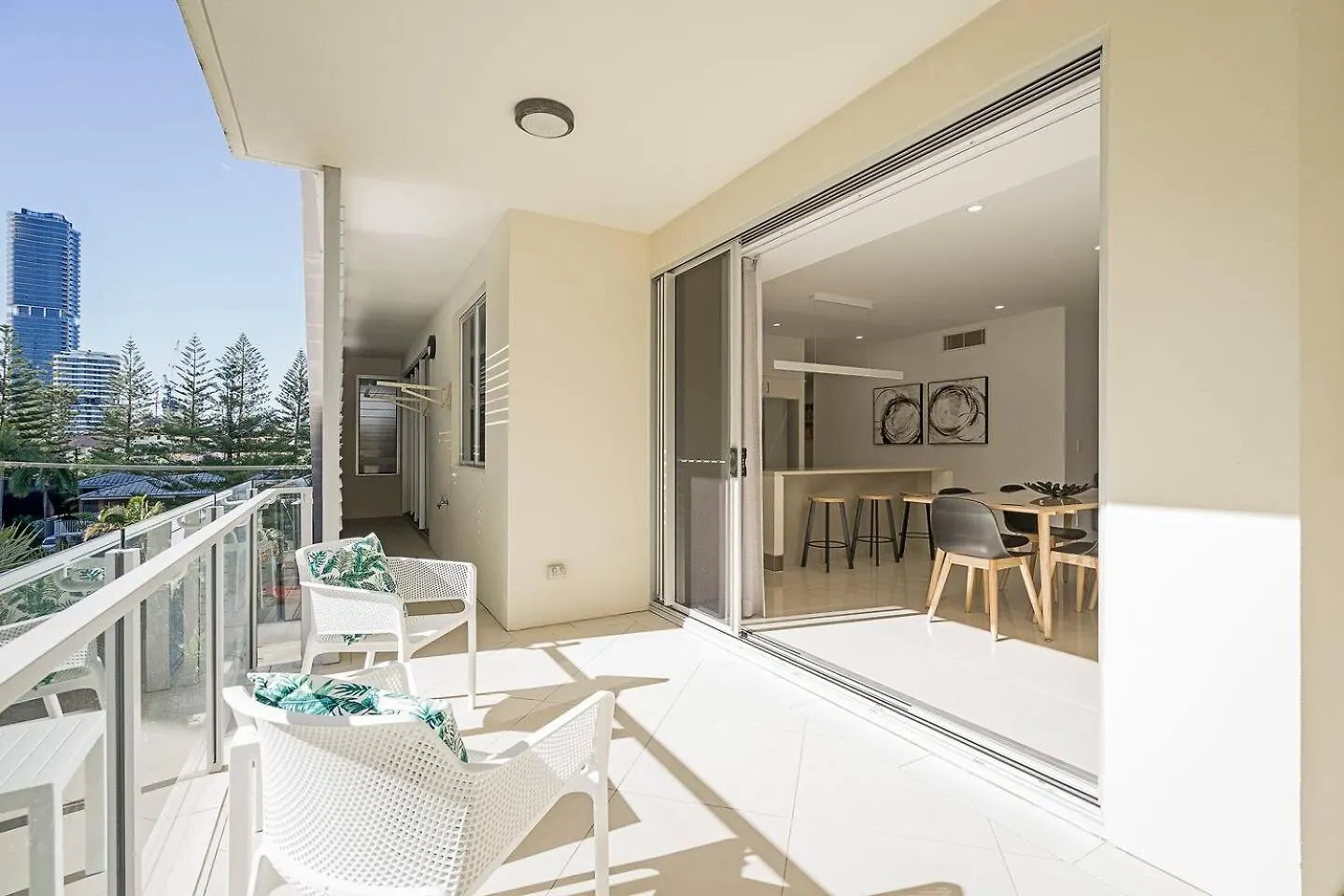 'dee-ell Place' A Beachside Entertainer's Dream