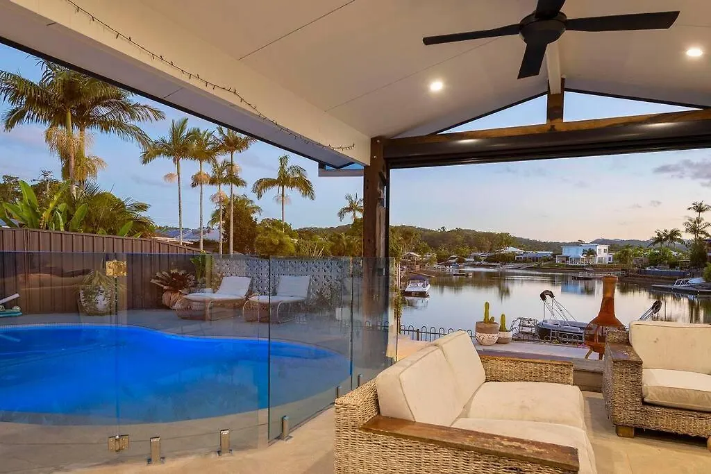 Luxe Modern 4 Bedroom Waterfront 別荘