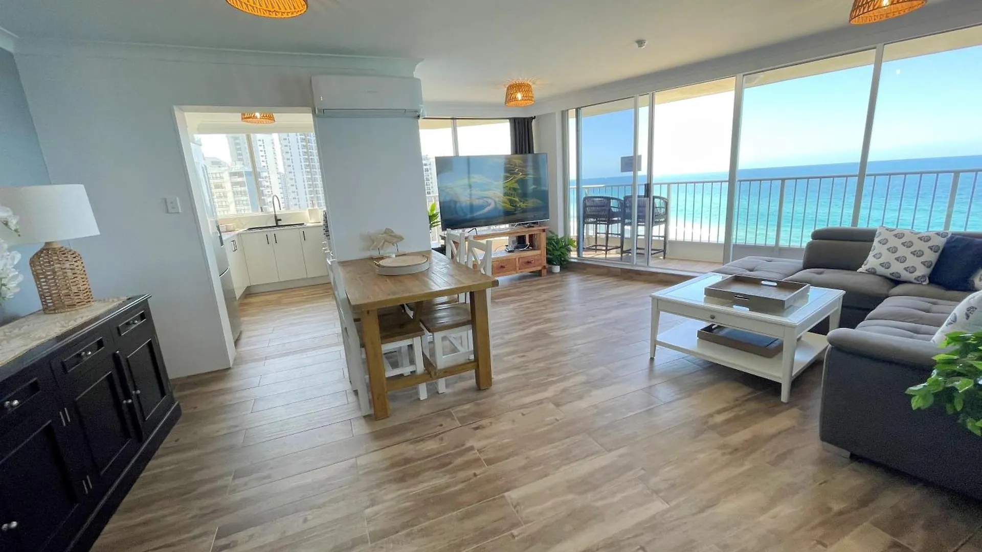 Apartment Absolutely Stunning! On The !!!