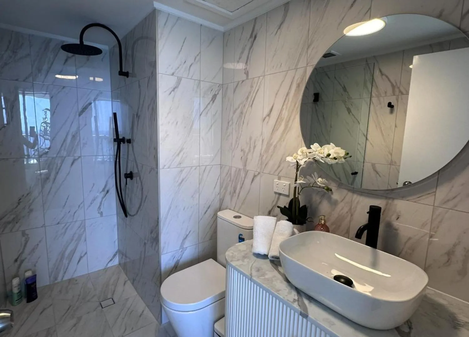 Apartment Absolutely Stunning! On The !!! *