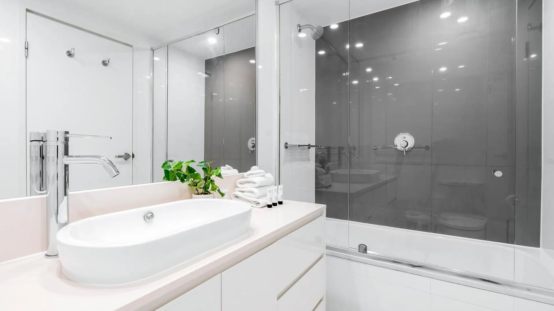 Aparthotel H Residences - Ocean View - Self Contained & Privately Managed - Wow *