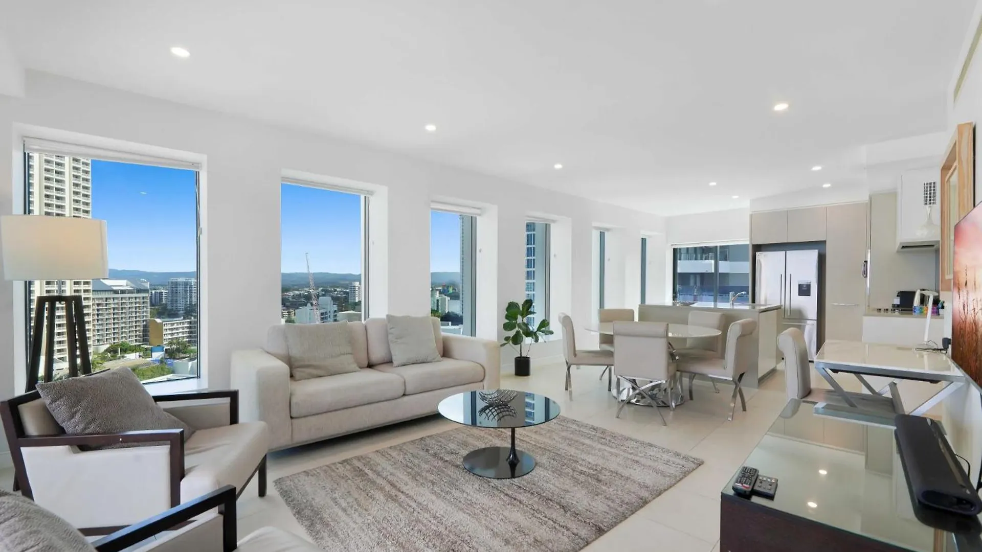 Beachfront 3-bed With Ocean Views, Pool, Gym & Bbq