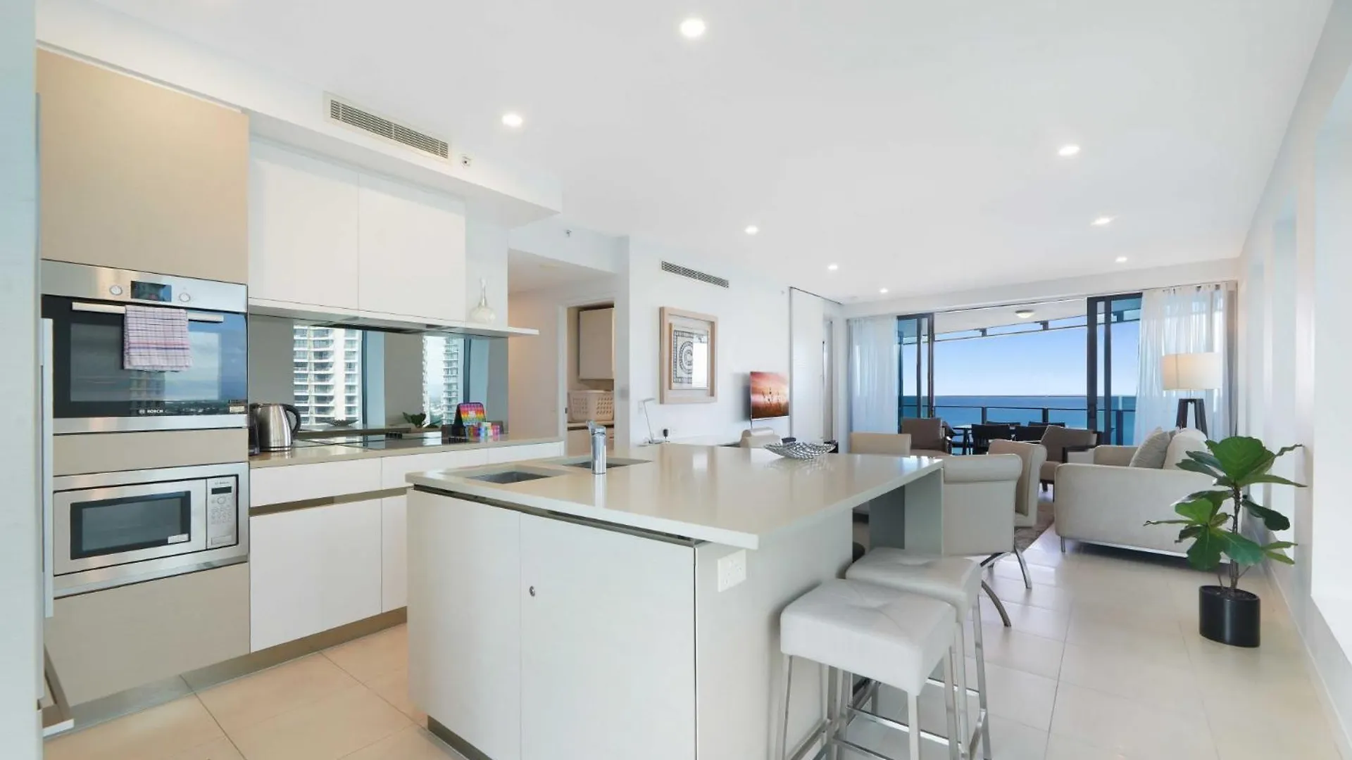Beachfront 3-bed With Ocean Views, Pool, Gym & Bbq Апартаменты Голд-Кост