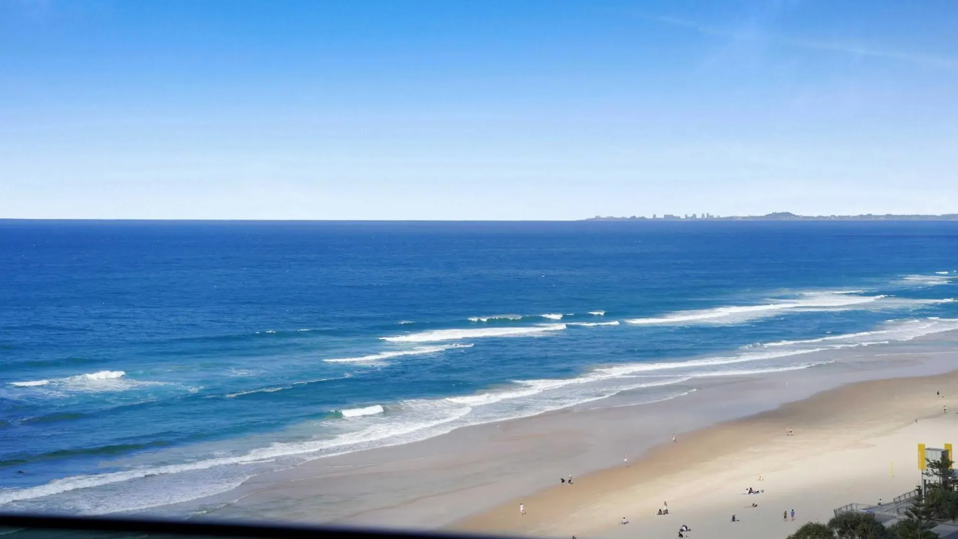 Beachfront 3-bed With Ocean Views, Pool, Gym & Bbq