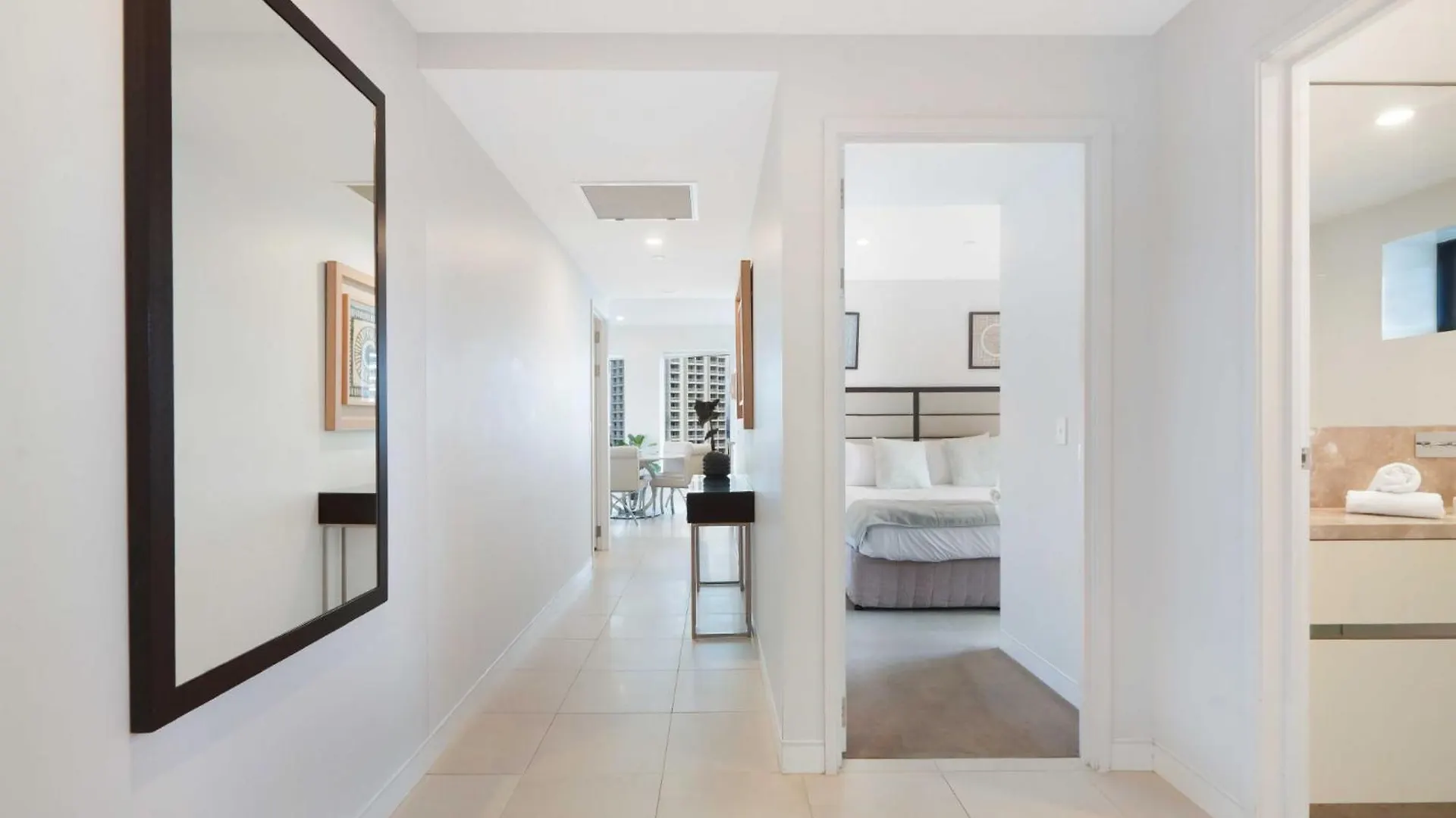 Beachfront 3-bed With Ocean Views, Pool, Gym & Bbq