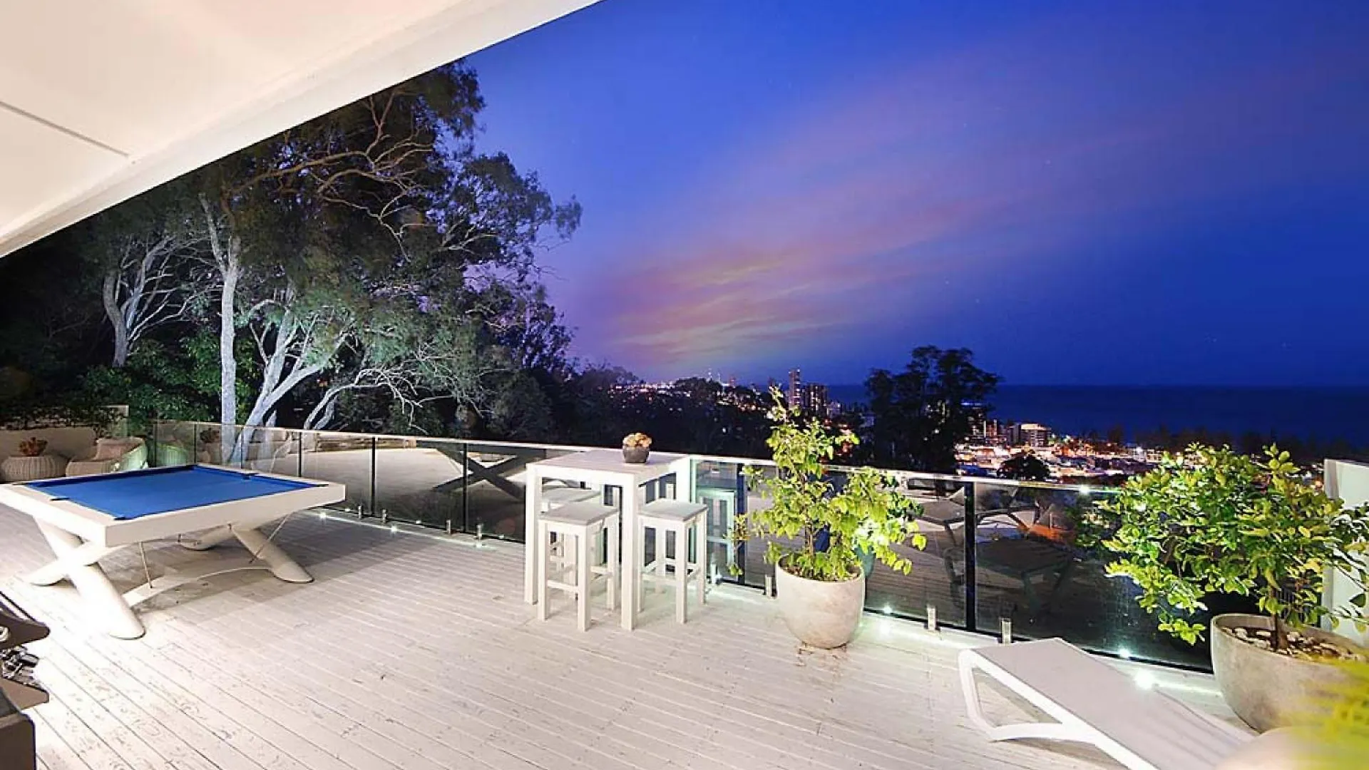 Stunning Beachfront 3-bed Haven By Natural Reserve Holiday home Gold Coast