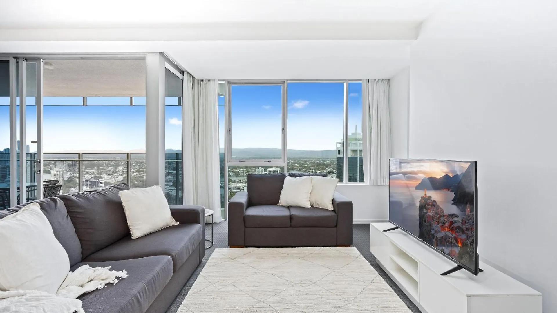 H Residences - Qstay *