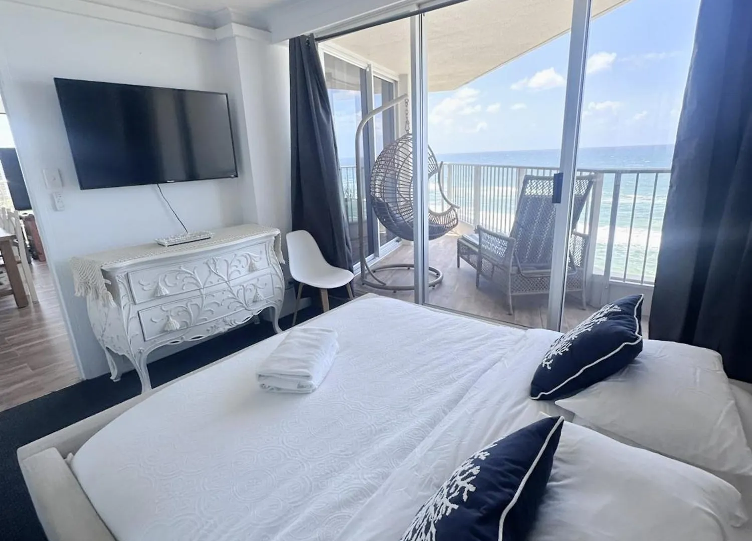 Apartment Absolutely Stunning! On The !!!