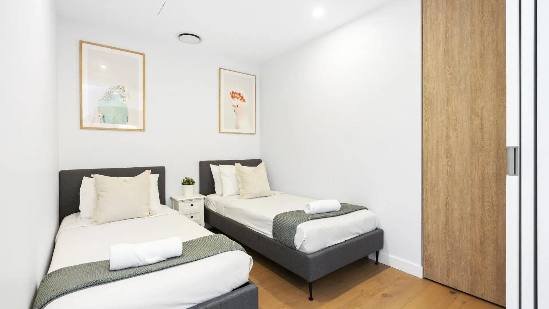 2 Bedroom 1 Bathroom Private At Casino - Paid Parking Only *
