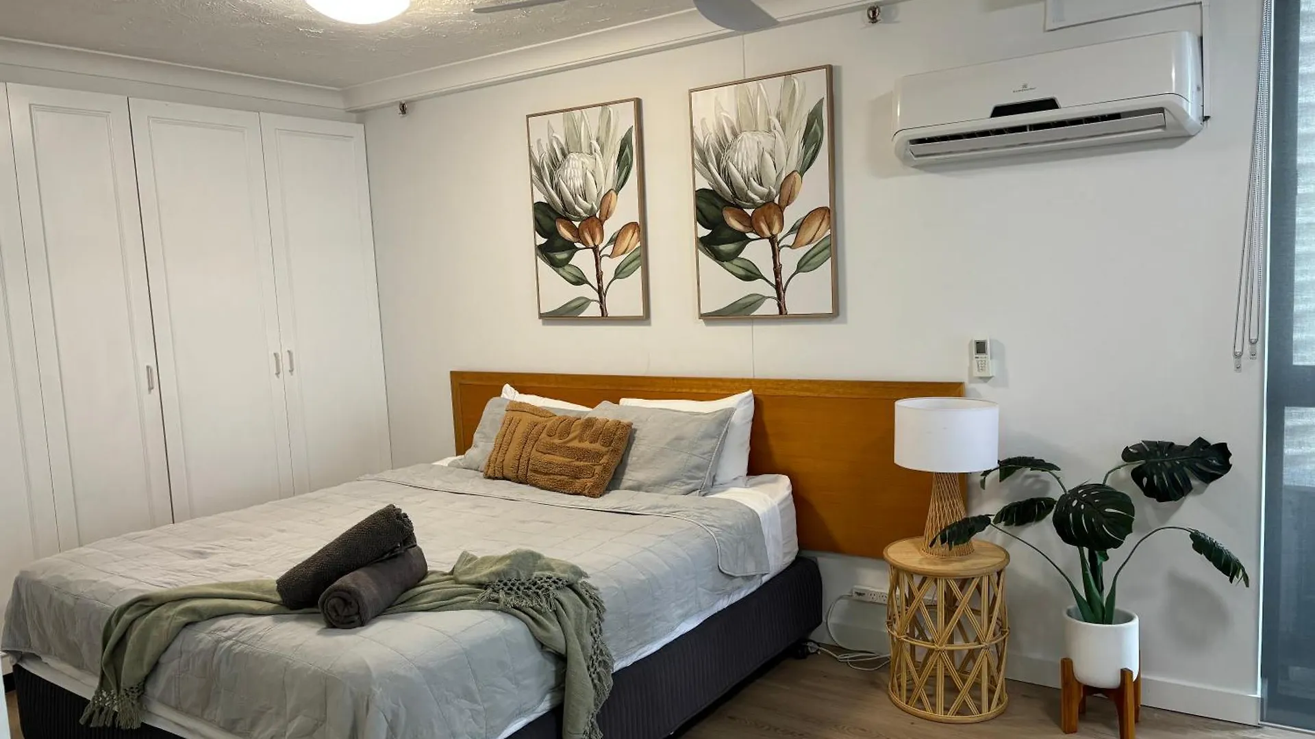 Unit 2 - Spectacular Sea Views In Surfers Paradise *