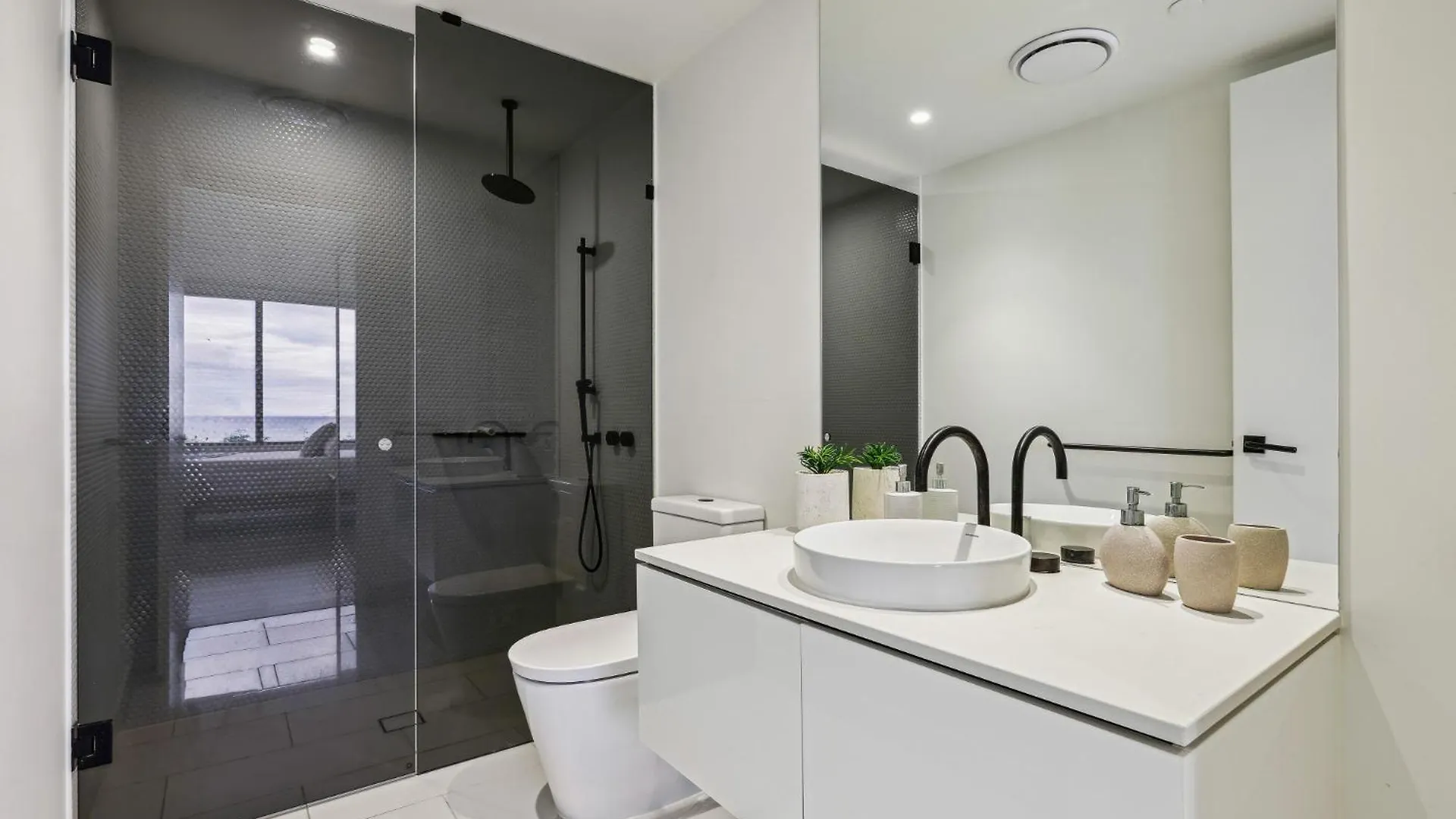 Glorious Ocean Views 2-bed Pool & Amenities Gold Coast