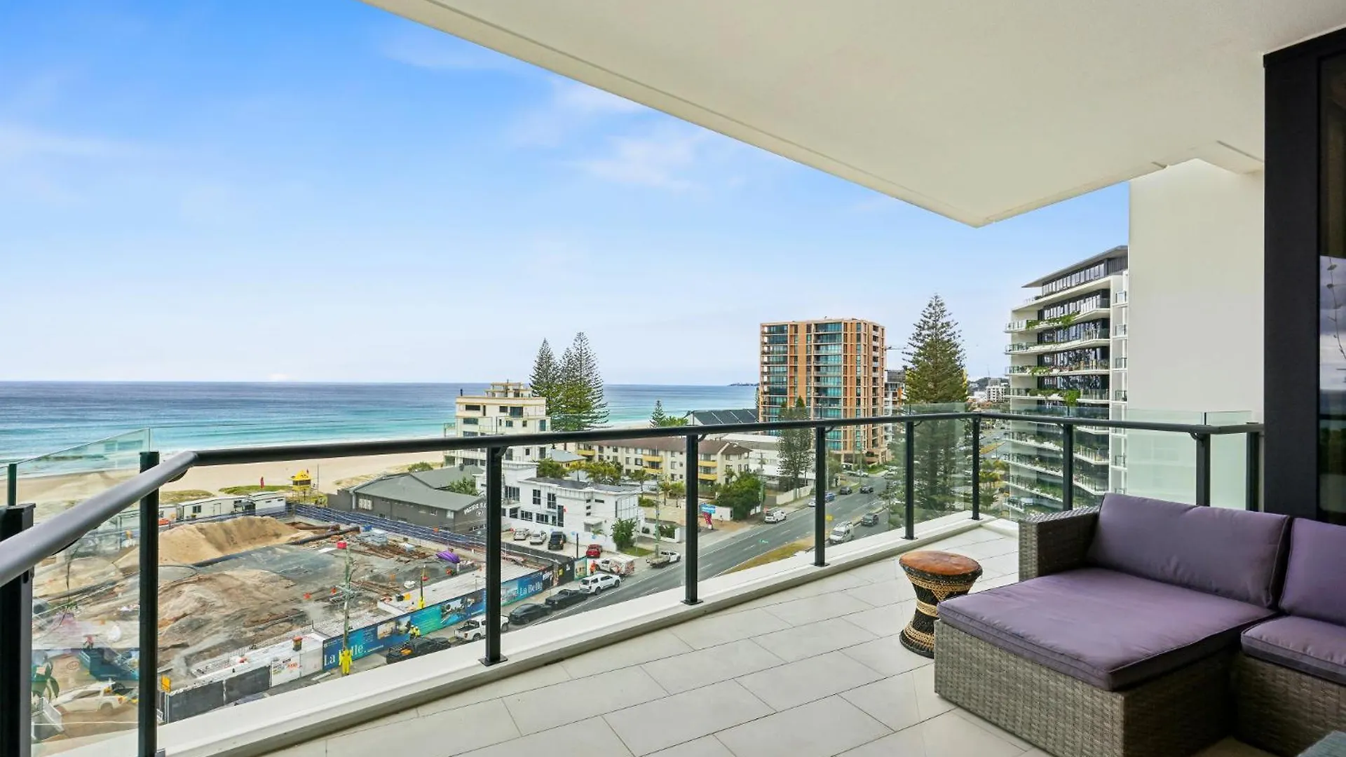 Glorious Ocean Views 2-bed Pool & Amenities Apartment *