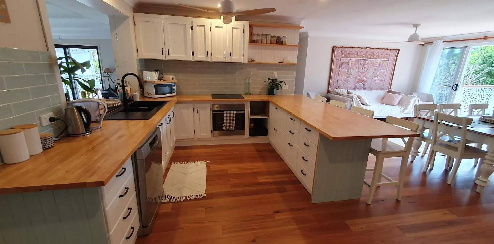 Family Retreat, 1 And Half Kms, Shops, Full Apartment *