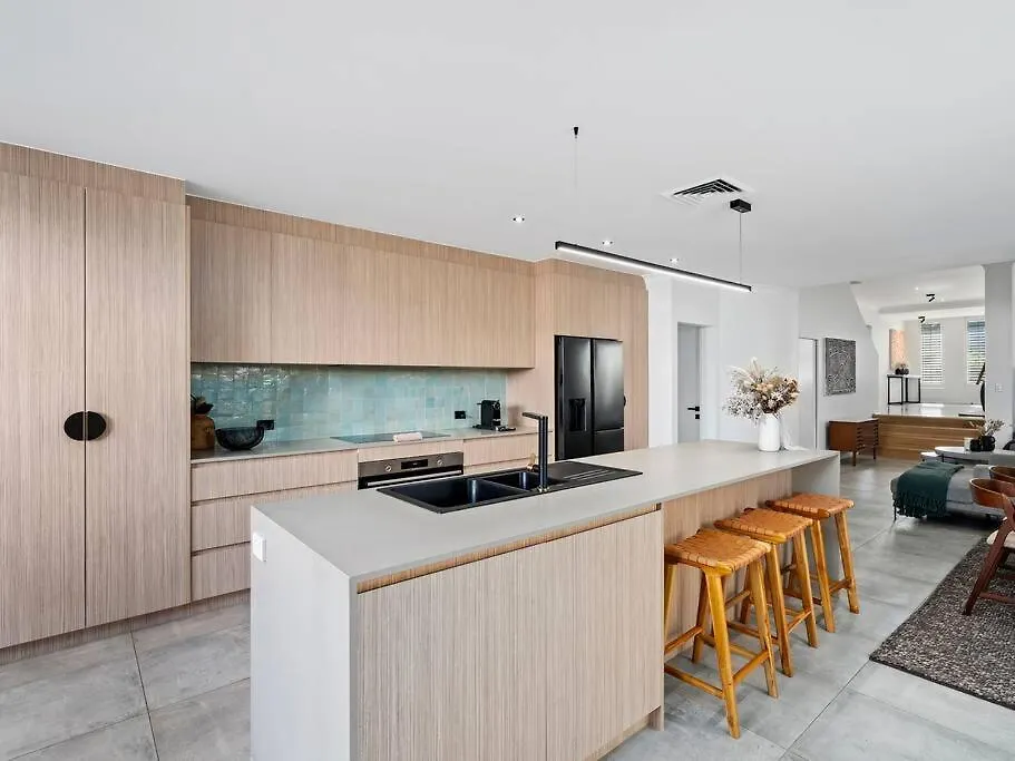 Side Bliss Mermaid Beach, 3bd - Heated Pool Holiday home *