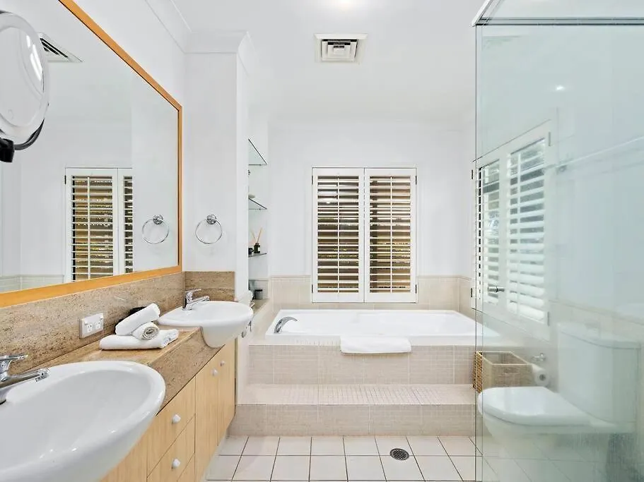 Side Bliss Mermaid Beach, 3bd - Heated Pool Holiday home