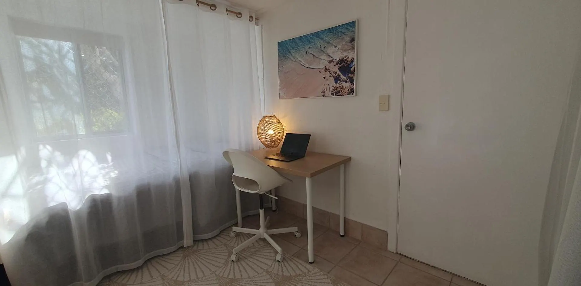 Guest house Entire Guest - Is 1 And Half Km - Pets Welcome *