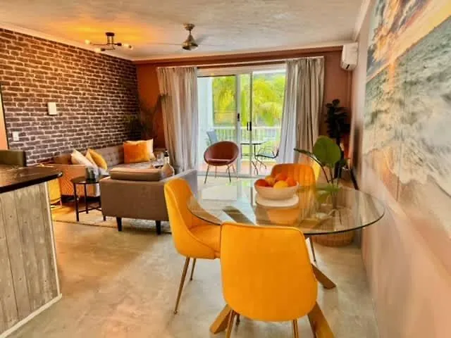 Burleigh Heads Koala Park Pool & Parking Apartment