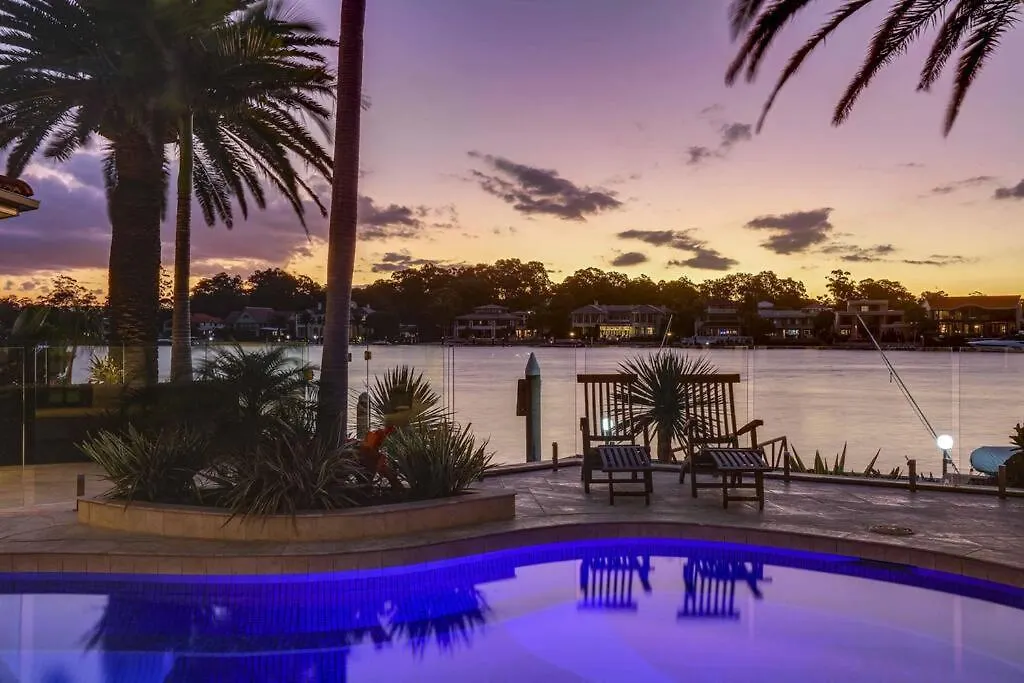 Main River Grandeur Mansion, 5bed, Pool & Sauna Apartment