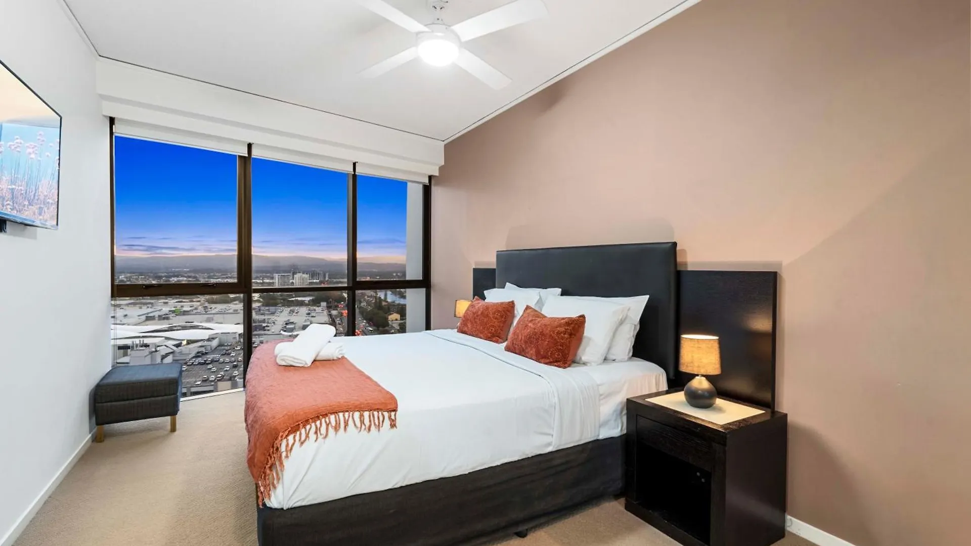 Sierra Grand Broadbeach - Self Contained & Privately Managed * Gold Coast