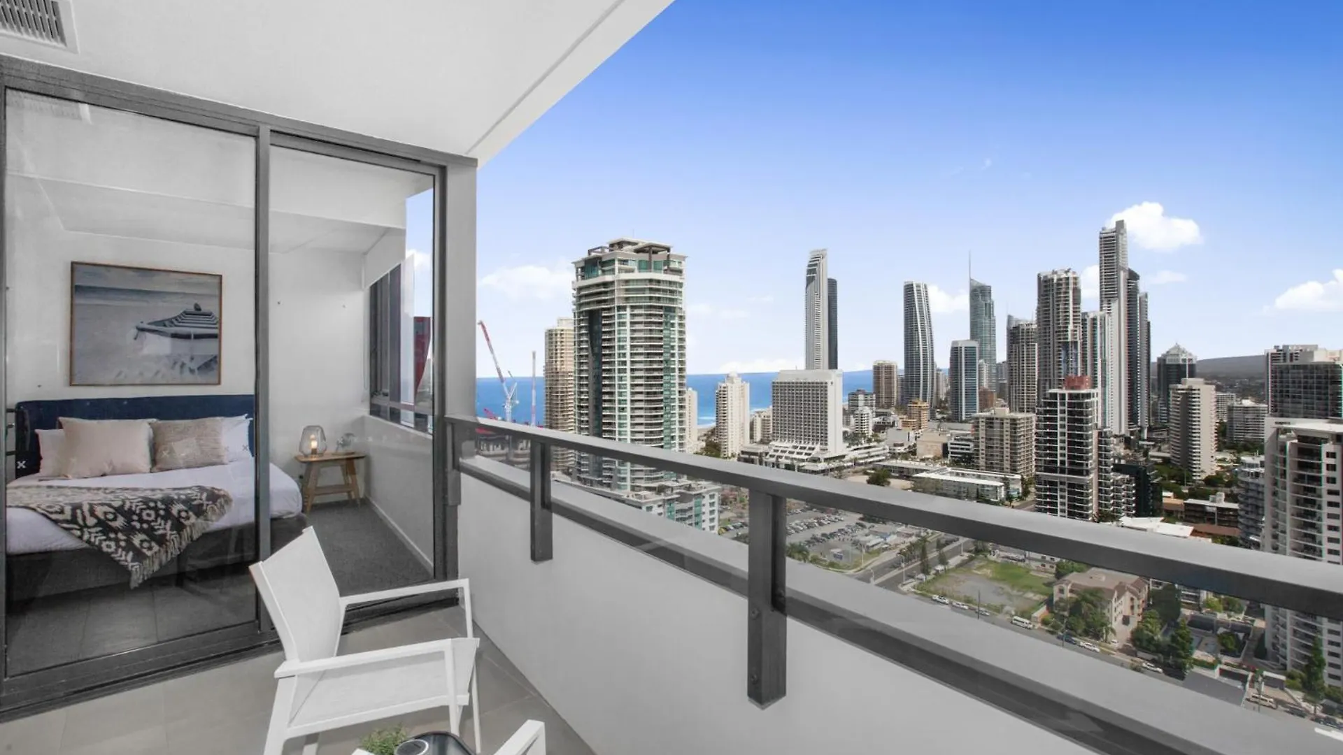 Surfers Paradise 1-bed With Stunning Views & Pool