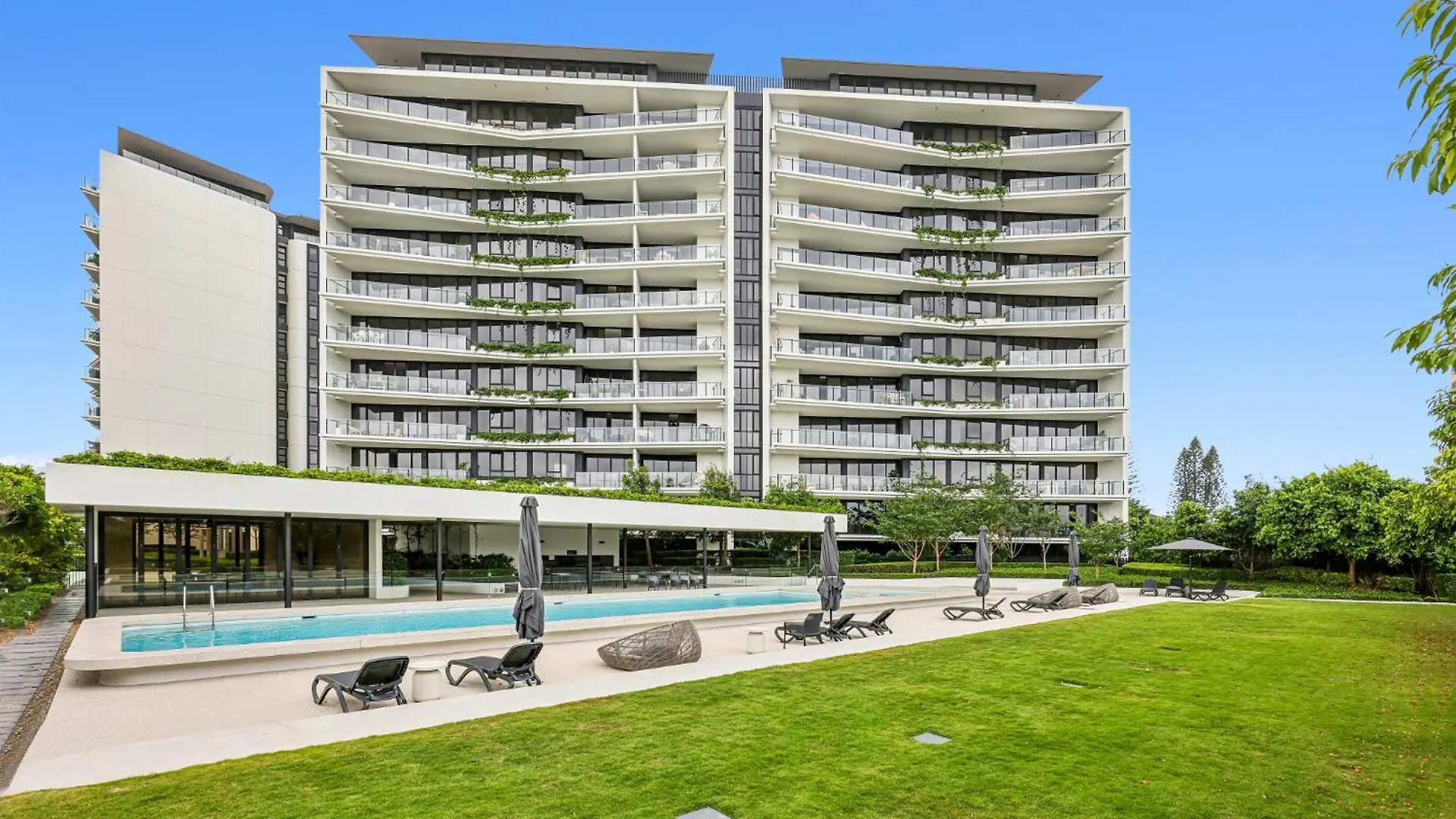 Glorious Ocean Views 2-bed Pool & Amenities