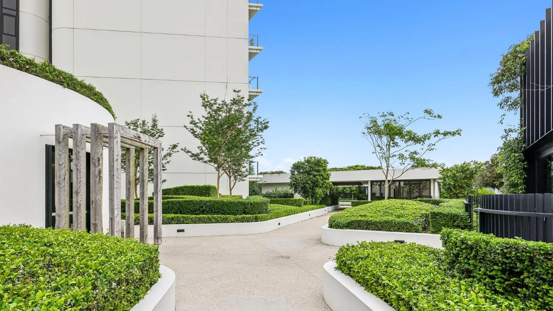 Glorious Ocean Views 2-bed Pool & Amenities Apartment Gold Coast