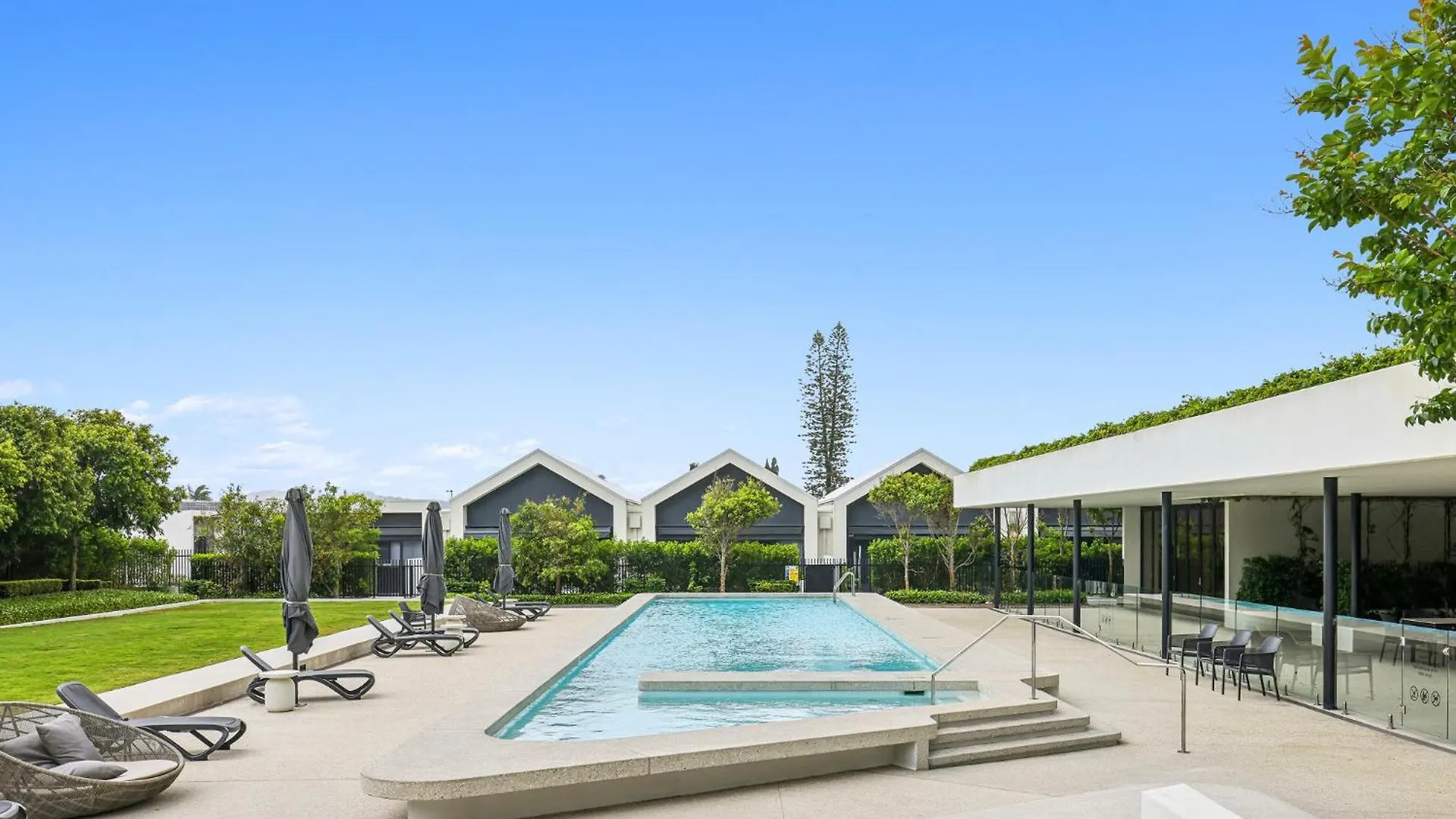 Glorious Ocean Views 2-bed Pool & Amenities Apartment Gold Coast