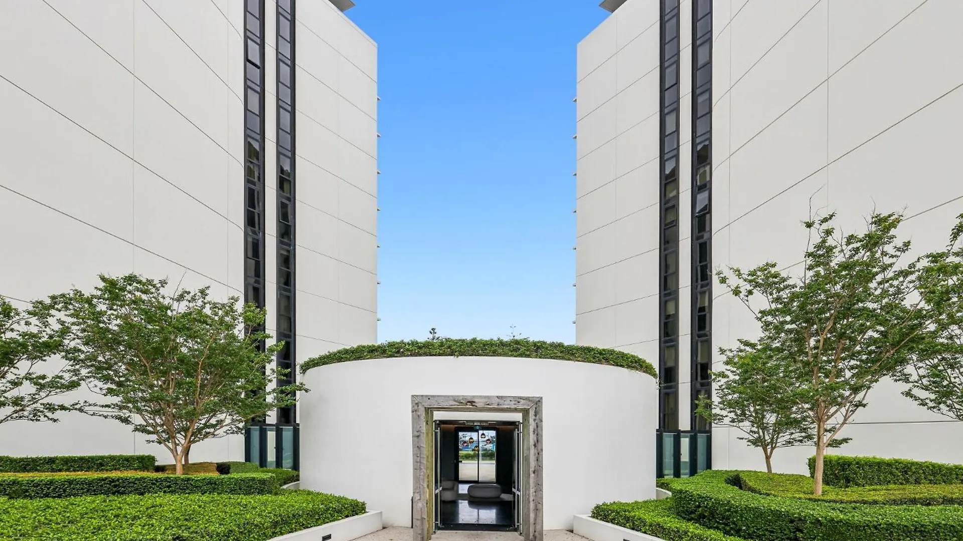 Glorious Ocean Views 2-bed Pool & Amenities Apartment *